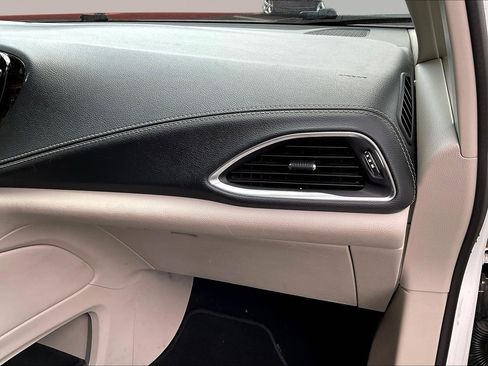 Certified 2023 Chrysler Pacifica Limited FWD image 27