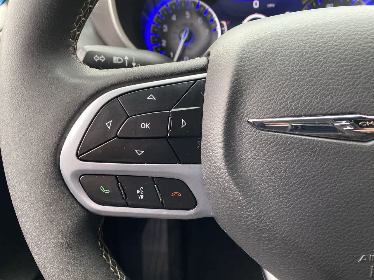 Used 2025 Chrysler Pacifica Select FWD image 19
