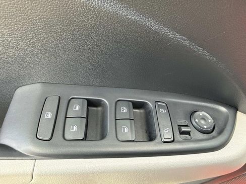 Used 2024 Hyundai Venue SEL FWD image 19