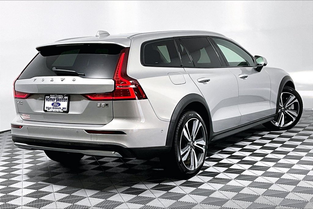 Used 2025 Volvo V60 B5 Cross Country Plus AWD/4WD image 12
