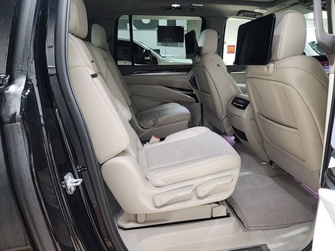Used 2025 Cadillac Escalade ESV Sport Platinum image 10