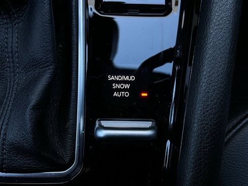 Used 2025 Jeep Compass Limited image 24