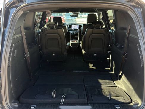 Used 2025 Chrysler Pacifica Select FWD image 13