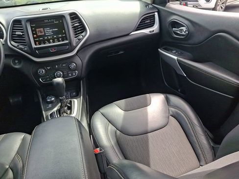 Used 2018 Jeep Cherokee Latitude Plus AWD/4WD image 19
