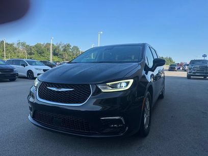 Used 2024 Chrysler Pacifica Touring-L