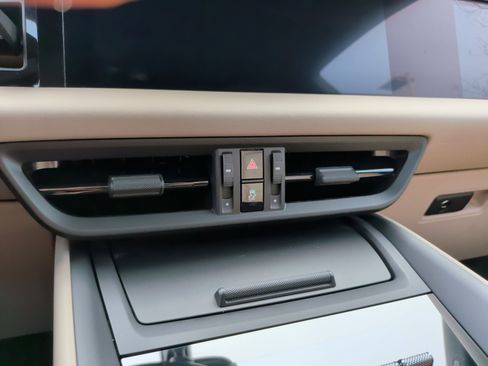 Used 2024 Porsche Macan 4 Electric image 18