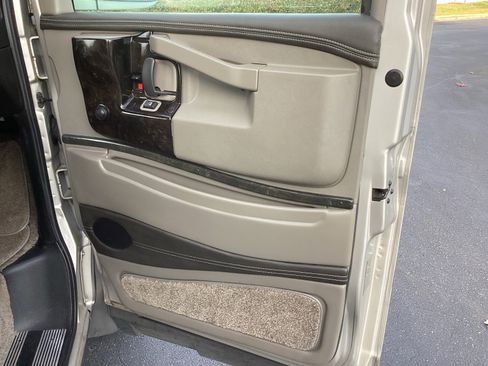 Used 2018 Chevrolet Express 2500 w/ Enhanced Convenience Package image 26