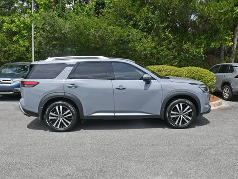 Used 2025 Nissan Pathfinder Platinum FWD image 5