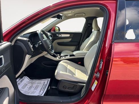 Used 2019 Volvo XC40 T4 Momentum image 9