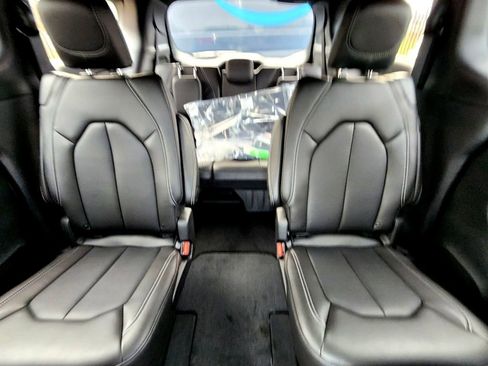 New 2025 Chrysler Pacifica Select image 29