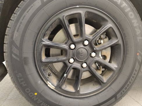 Used 2018 Jeep Grand Cherokee Laredo RWD image 31