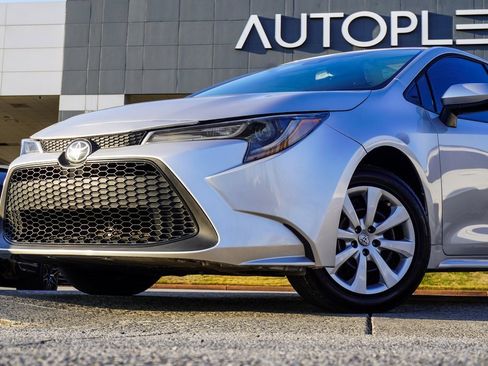 Used 2022 Toyota Corolla LE image 2