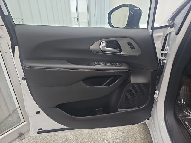 New 2027 Chrysler Pacifica Limited AWD/4WD image 10