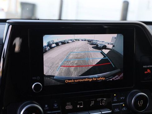 Used 2023 Toyota Highlander L image 17