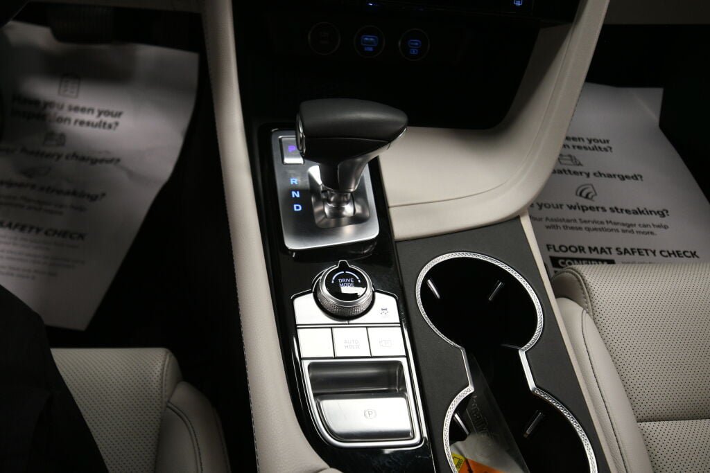 Used 2025 Genesis G70 2.5T image 18