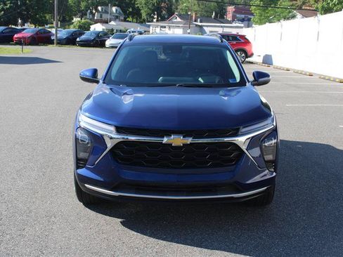 Used 2024 Chevrolet Trax LT w/ Driver Confidence Package FWD image 2