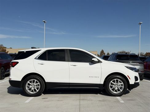 Used 2023 Chevrolet Equinox LT image 3