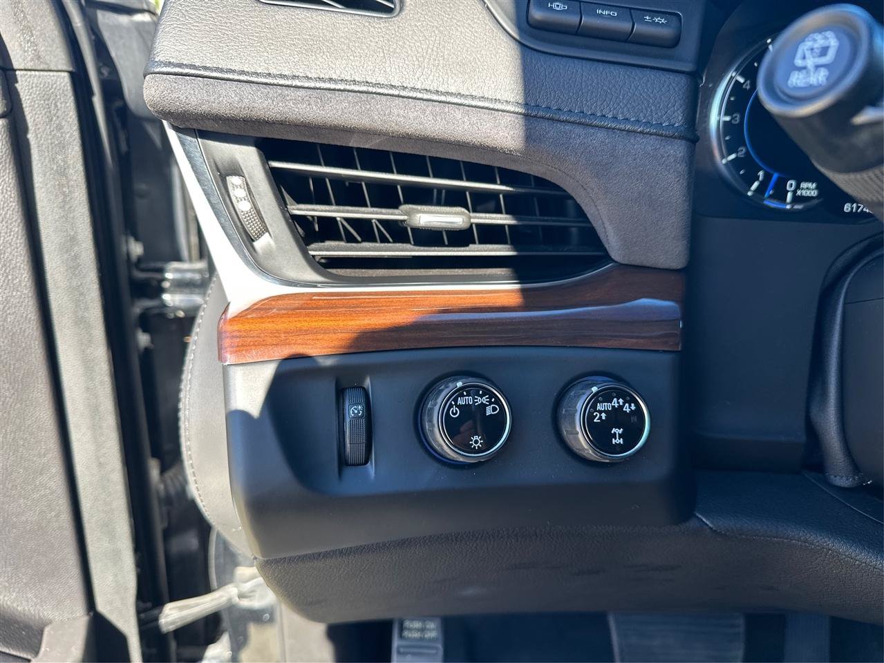 Used 2018 Cadillac Escalade Luxury AWD/4WD image 19