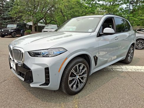 Used 2024 BMW X5 xDrive40i w/ M Sport Package AWD/4WD image 3