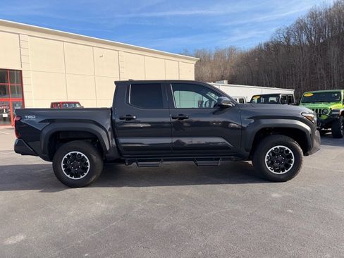 Used 2024 Toyota Tacoma TRD Off-Road image 3