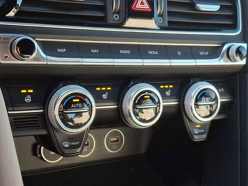 Used 2023 Genesis G70 2.0T image 14