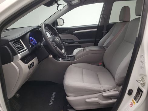 Used 2019 Toyota Highlander LE w/ Carpet Mat Package (TMS) FWD image 17