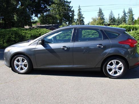Used 2018 Ford Focus SE w/ Cold Weather Package FWD image 13