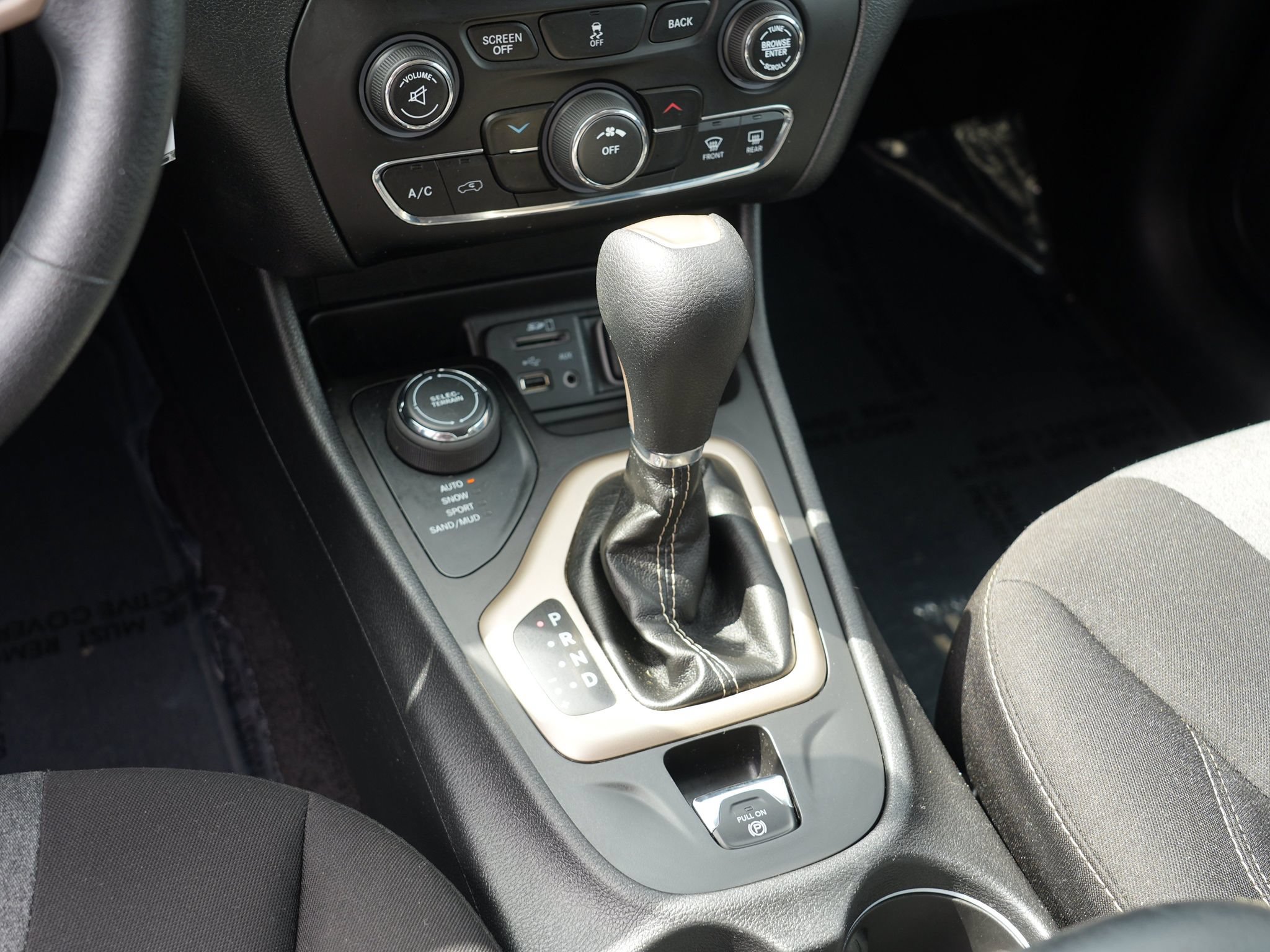 Used 2018 Jeep Cherokee Latitude w/ Safety Group AWD/4WD image 24