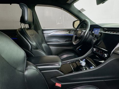 Used 2022 Jeep Grand Cherokee Overland w/ Luxury Tech Group IV image 28