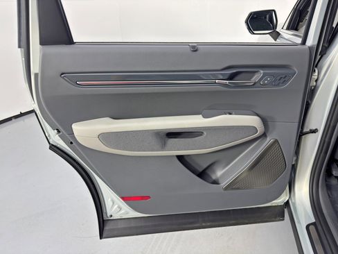 Used 2026 Kia EV9 Land image 47