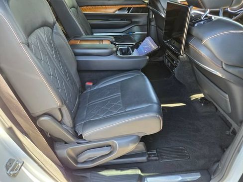 Used 2022 Jeep Grand Wagoneer Series III w/ Rear Seat Video Group 1 AWD/4WD image 17