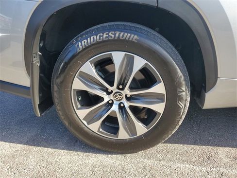 Used 2023 Toyota Highlander XLE image 5