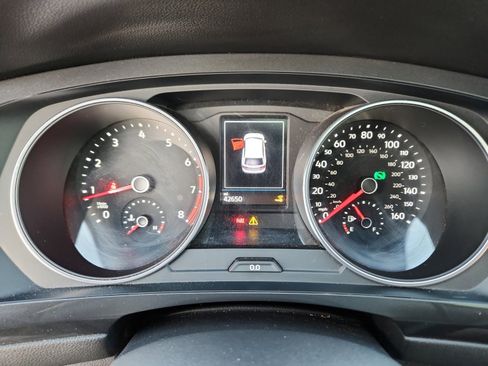 Used 2018 Volkswagen Tiguan SE w/ Panoramic Sunroof Package image 11