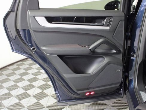Used 2025 Porsche Cayenne Coupe image 32