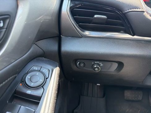 Used 2023 Chevrolet Traverse LT FWD image 11