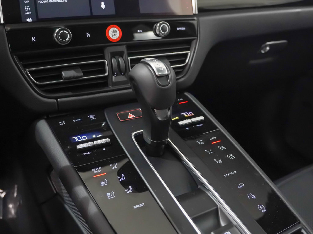 Certified 2026 Porsche Macan AWD/4WD image 33
