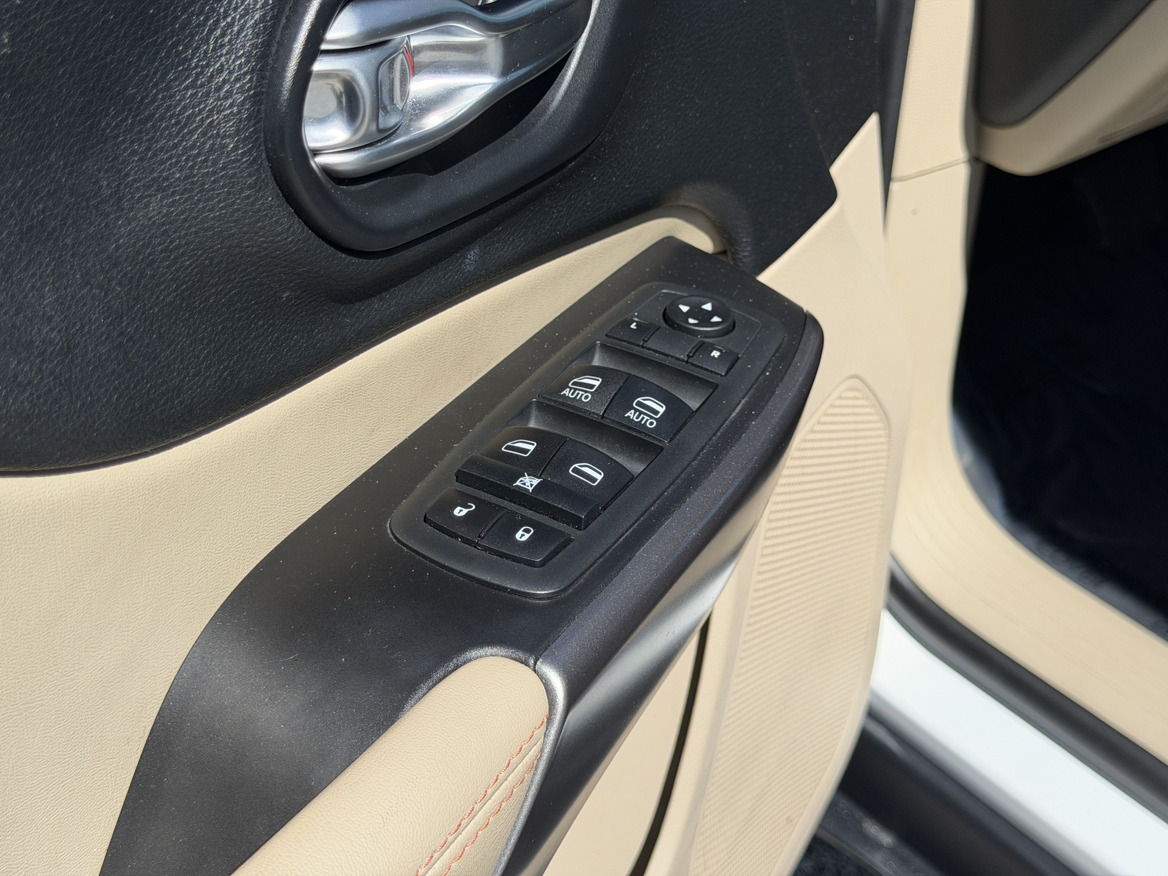 Used 2020 Jeep Cherokee Latitude FWD image 19