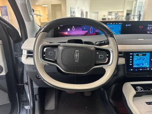 Used 2025 Lincoln Navigator Reserve AWD/4WD image 15