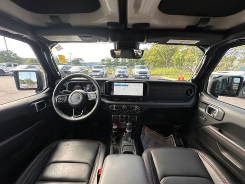 Used 2025 Jeep Wrangler Unlimited Rubicon AWD/4WD image 2