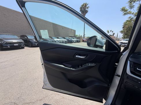 Used 2025 Nissan Rogue SV FWD image 18