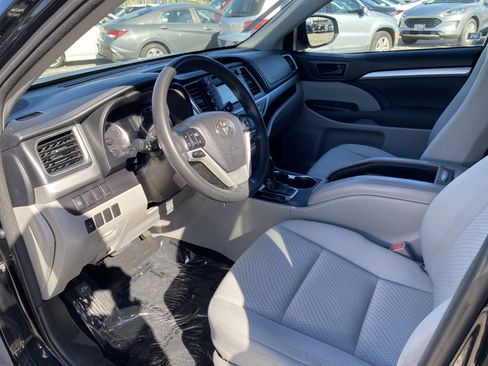 Used 2018 Toyota Highlander LE w/ Carpet Mat Package (TMS) image 11