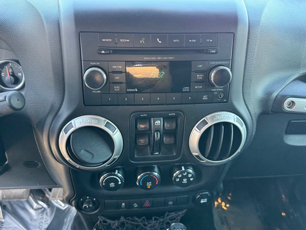 Used 2017 Jeep Wrangler Unlimited Sahara w/ Connectivity Group AWD/4WD image 13