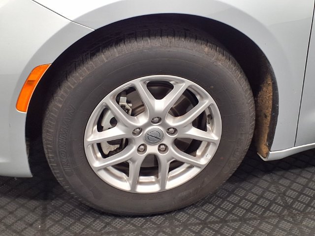 Used 2024 Chrysler Pacifica Touring-L FWD image 12