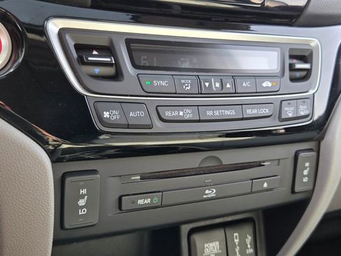 Used 2017 Honda Pilot Touring image 32