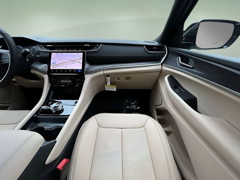 New 2025 Jeep Grand Cherokee Limited w/ Luxury Tech Group II image 15