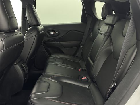 Used 2019 Jeep Cherokee Trailhawk image 28