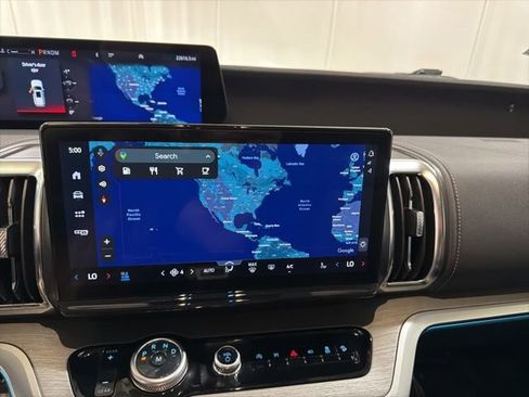 Used 2025 Ford Expedition Platinum image 17