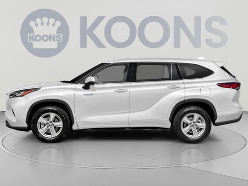 Used 2022 Toyota Highlander XLE AWD/4WD image 4
