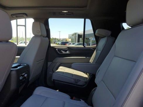 Used 2023 GMC Yukon SLT w/ SLT Luxury Package AWD/4WD image 9