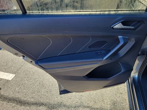Used 2023 Volkswagen Tiguan SE w/ Panoramic Sunroof Package FWD image 8